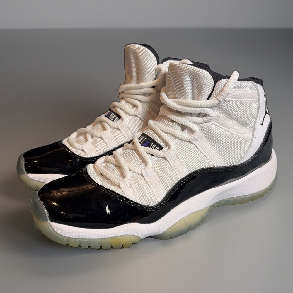 Air Jordan 11 Retro (GS) White/Black/Concord Size 6.5Y EUC